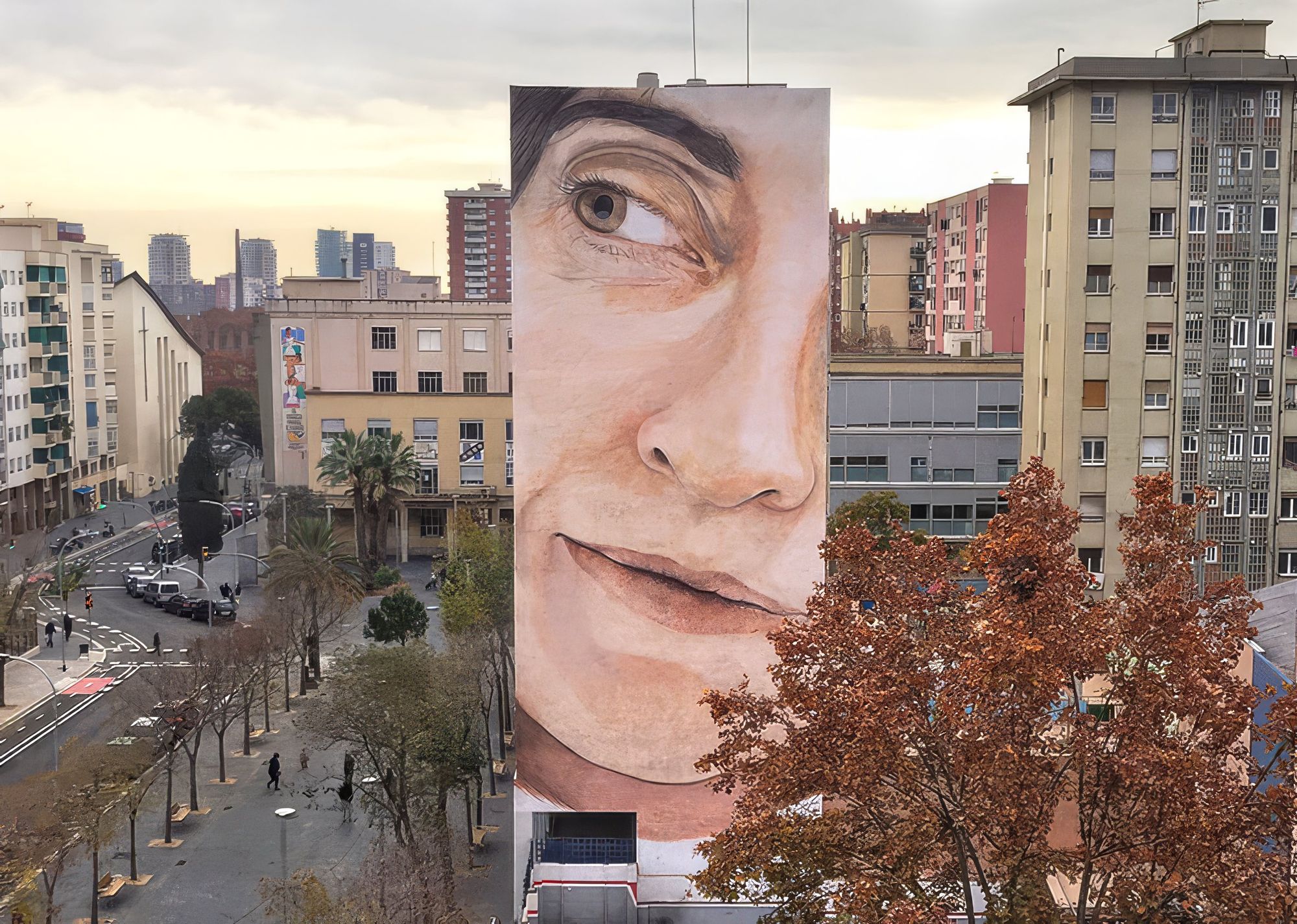Panorama, a painted portrait covering the facade of a civic center in Sant Martí, Barcelona